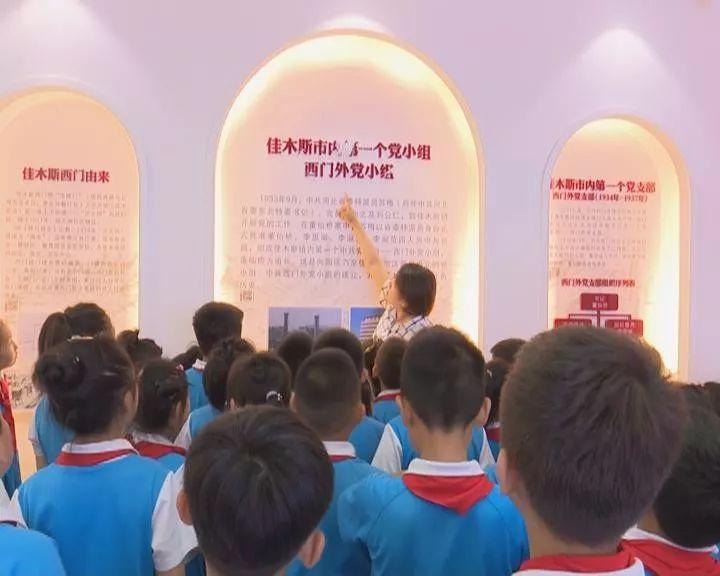 16岁黄多多一身碎花吊带裙,优雅温婉,褪去了脸上稚气的婴儿肥